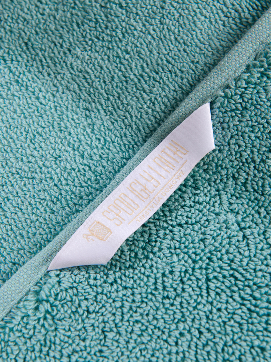 Lazurowy puchaty ręcznik kąpielowy 650 g/m² personalizacja Spod Igły i Nitki – luksusowy relaks.