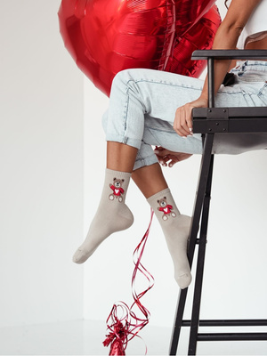 Beżowe skarpetki damskie Walentynkowy Miś 75% bawełna Milena – idealne na prezent