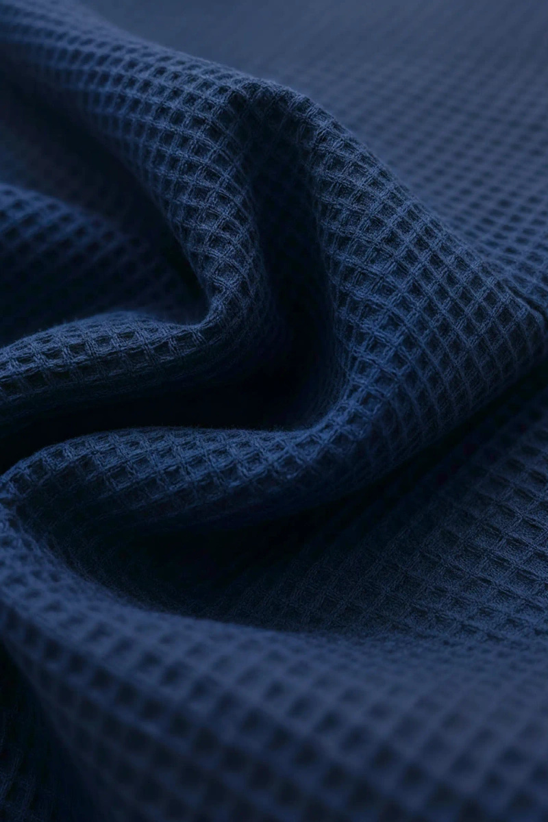 Granatowy unisex szlafrok z kołnierzem kimono gramatura 280 g/m² WAFEL Spod Igły i Nitki – komfort w domu i spa