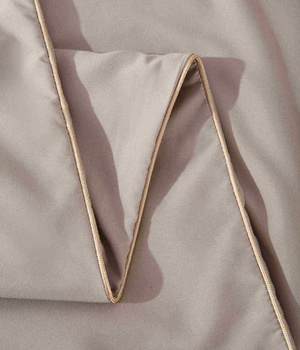 Beżowa pościel z mikrofibry ze złotą lamówką Queen Spod Igły i Nitki – komfort snu