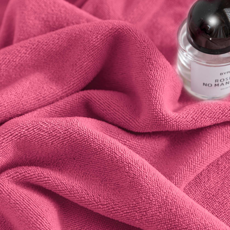 Fuksjowy szybkoschnący ręcznik 380g/m² mikrofibra ACTIV Spod Igły i Nitki – idealny na siłownię