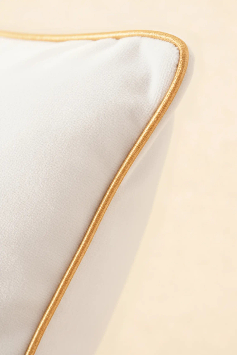 Biała aksamitna poszewka dekoracyjna 45x45 cm Love Spod Igły i Nitki – elegancja i blask