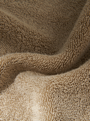 Mocca puchaty ręcznik kąpielowy 650 g/m² z haftem Spod Igły i Nitki – luksusowy relaks.