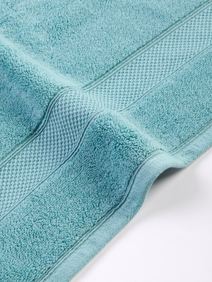 Lazurowy puchaty ręcznik kąpielowy 650 g/m² personalizacja Spod Igły i Nitki – luksusowy relaks.