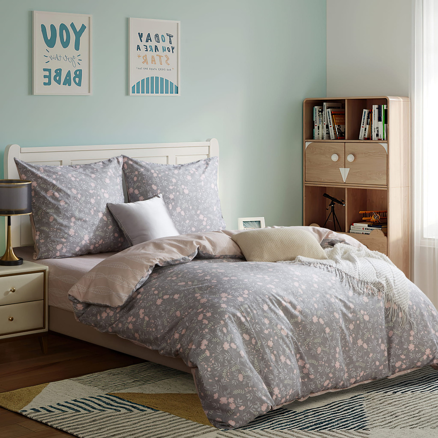 Szara pościel Satynowa z różowymi kwiatami Model S025 Spod Igły i Nitki – luksusowy komfort snu