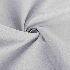 Szara gładka poszewka 100% bawełna z zamkiem Spod Igły i Nitki – komfort i styl