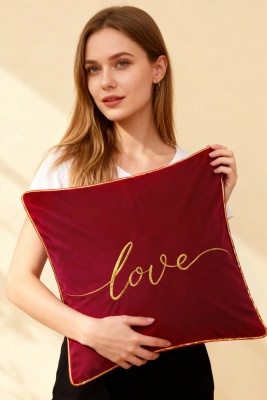 Czerwona welwetowa poszewka dekoracyjna 45x45 cm z haftem Love Spod Igły i Nitki – romantyczny akcent.