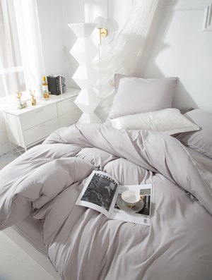 Szara pościel z mikrofibry z elegancką złotą lamówką 3-częściowa Spod Igły i Nitki – komfort snu