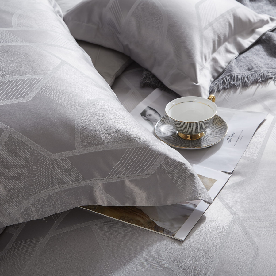 Kremowa atłasowa pościel 120g/m2 Model AT010 Spod Igły i Nitki – komfortowy sen