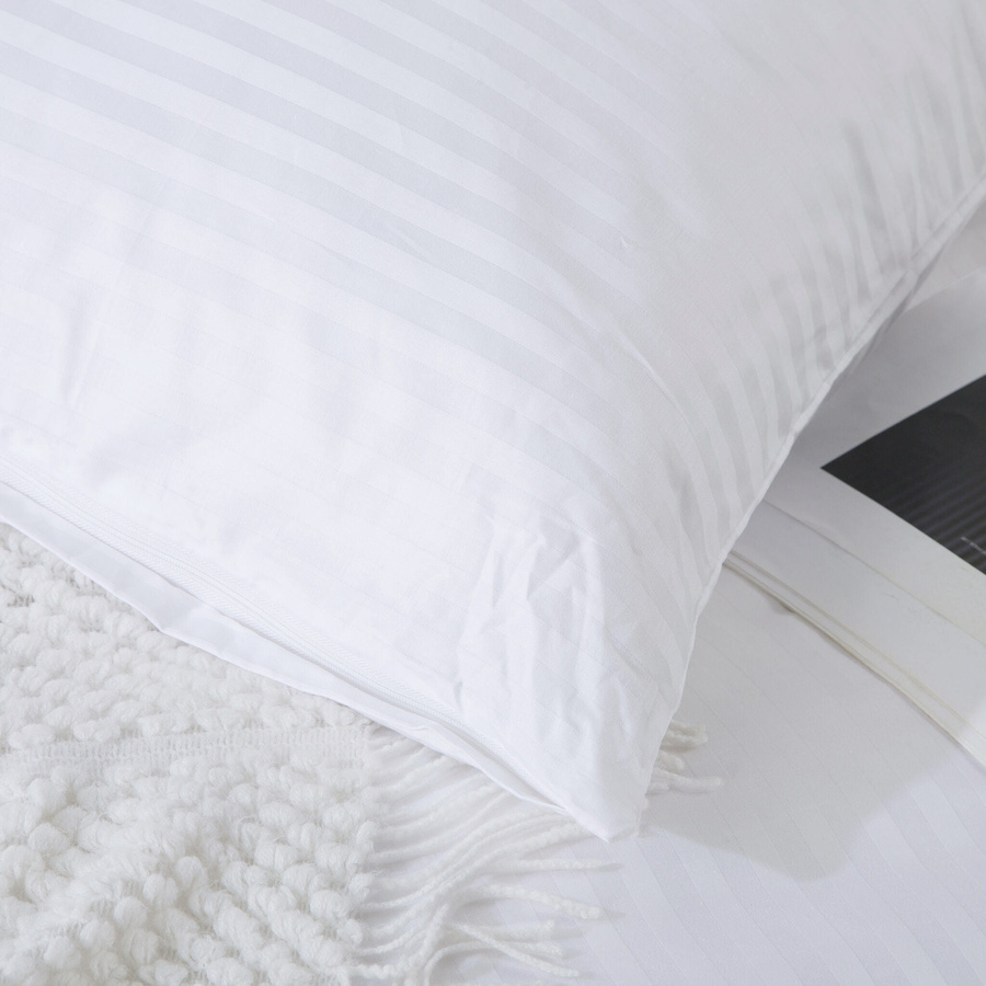 Biała adamaszkowa poszewka 100% bawełna Spod Igły i Nitki – luksusowy komfort snu