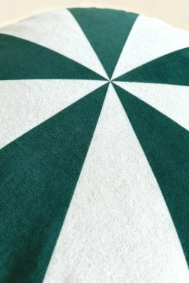 Zielona aksamitna poduszka świąteczna 38x38 cm Cukierek Spod Igły i Nitki – świąteczny nastrój.