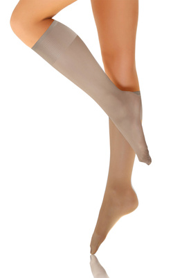 Półmatowe podkolanówki damskie Iris Sesto Senso – efekt bosej stopy