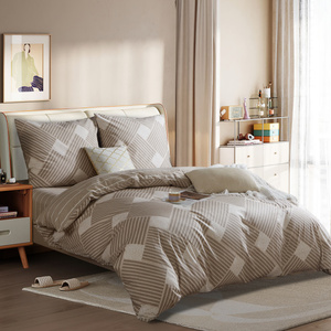 Brązowa geometryczna pościel Satynowa Model XDF 044 Spod Igły i Nitki – komfort i styl