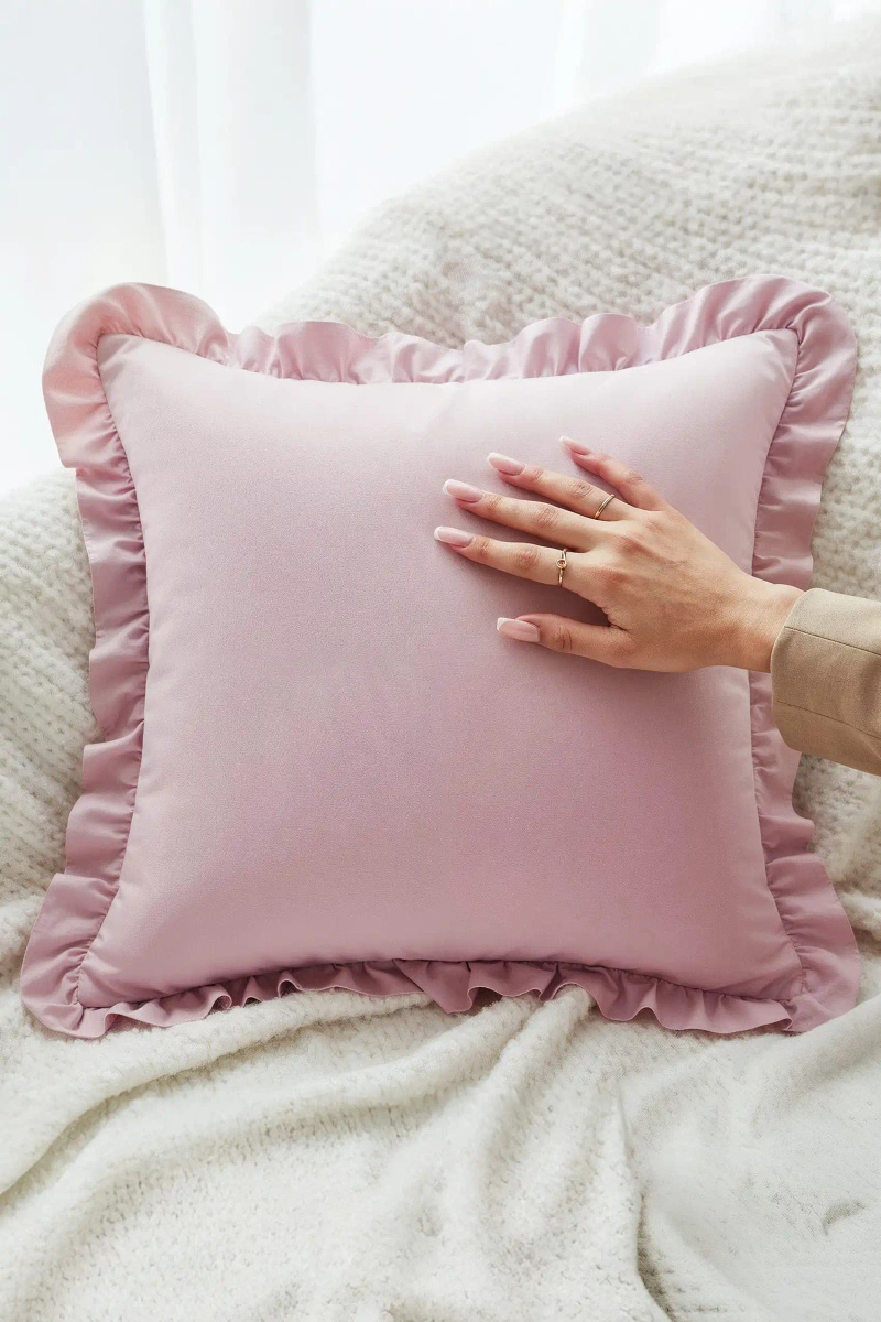 Pudrowa poszewka z falbanką 40x40 cm Ruffy Premium Spod Igły i Nitki – Komfort i elegancja