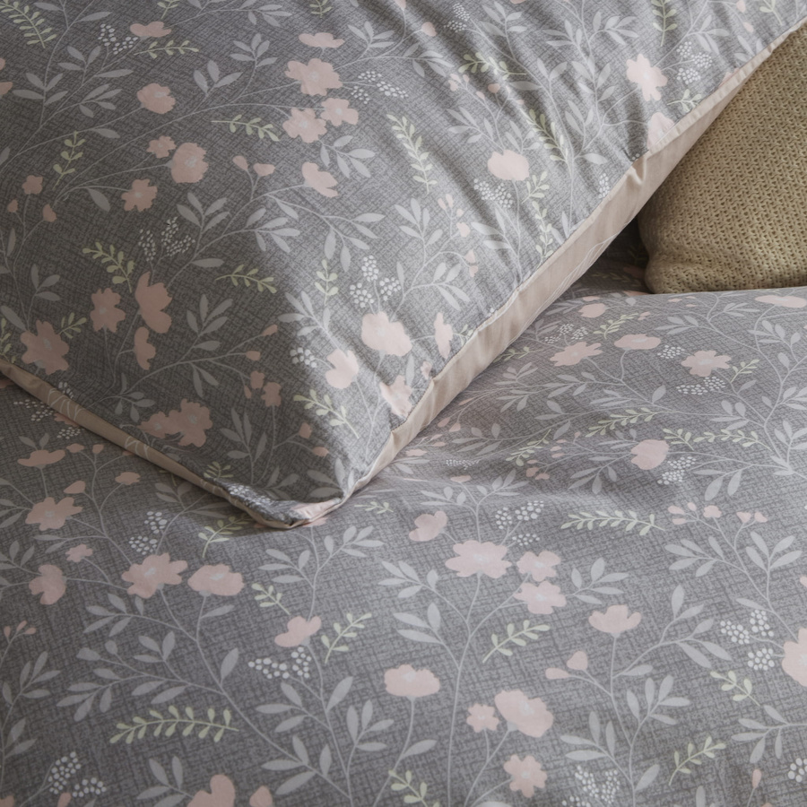 Szara pościel Satynowa z różowymi kwiatami Model S025 Spod Igły i Nitki – luksusowy komfort snu