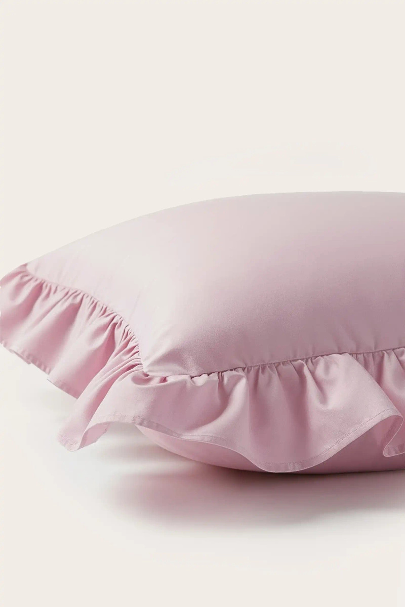 Pudrowa poszewka z falbanką 40x40 cm Ruffy Premium Spod Igły i Nitki – Komfort i elegancja