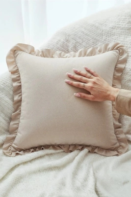 Beżowa falbanka poszewka 70x80 cm Ruffy Premium Spod Igły i Nitki – Komfort i elegancja