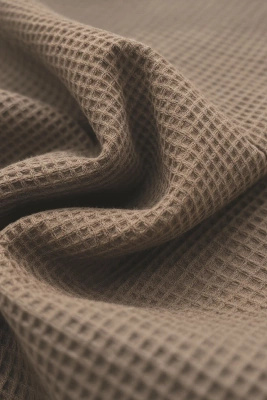 Ciemny beż szlafrok unisex z kołnierzem kimono 280 g/m² WAFEL Spod Igły i Nitki – oddychająca bawełna