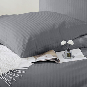 Grafitowa poszewka adamaszkowa 100% bawełna Spod Igły i Nitki – luksusowy komfort snu