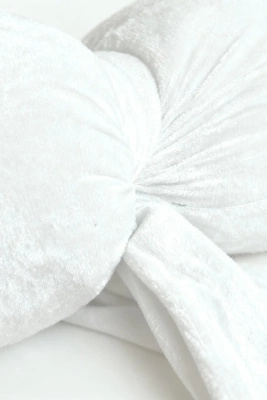Biała welwetowa poduszka dekoracyjna 40x23 cm kokarda Spod Igły i Nitki – świąteczna metamorfoza