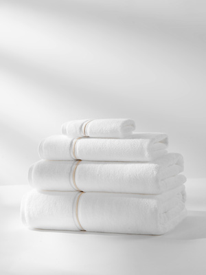 Biały ręcznik premium z złotą bizą 100% bawełna frotte 500 g/m² Spod Igły i Nitki – elegancja i komfort