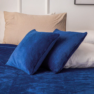 Granatowa miękka poszewka dekoracyjna 40x40 cm Solo Spod Igły i Nitki – upiększenie wnętrza