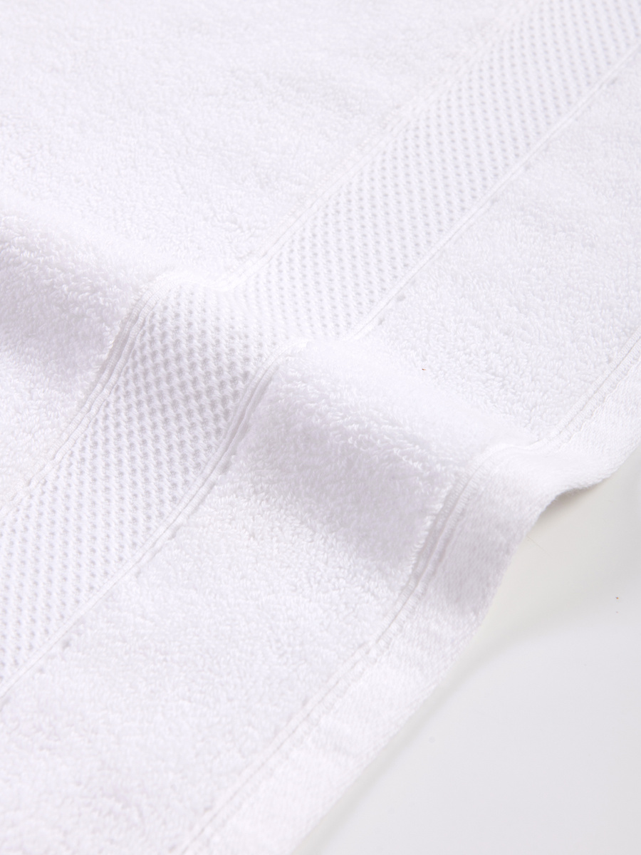 Biały puchaty ręcznik kąpielowy 650 g/m² Leo Spod Igły i Nitki – luksusowy relaks.