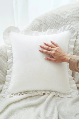 Biała poszewka z falbanką 50x70 cm Ruffy Premium Spod Igły i Nitki – Komfort i elegancja.