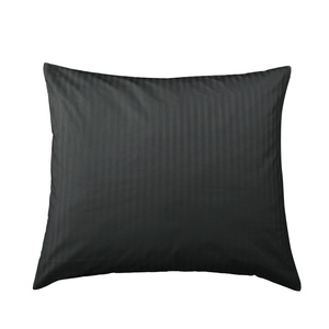 Czarna adamaszkowa poszewka Spod Igły i Nitki – luksus i komfort snu