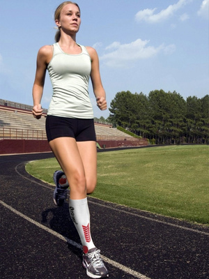 Białe bezszwowe podkolanówki kompresyjne dla biegaczy unisex Sesto Senso – regeneracja mięśni