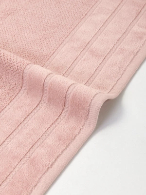 Pudrowy ręcznik Loren 70x140 Spod Igły i Nitki – miękkość i styl w łazience