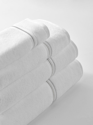 Biały ręcznik bawełna frotte 500 g/m² złota biza Spod Igły i Nitki – elegancki do SPA