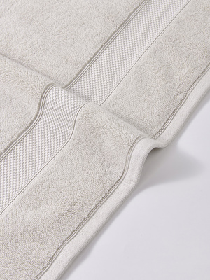 Kaszmirkowy miękki ręcznik kąpielowy 650 g/m² Leo Spod Igły i Nitki – luksusowy relaks.