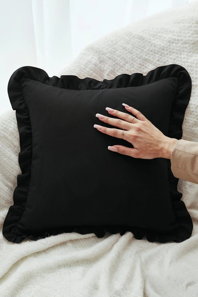 Czarna poszewka z falbanką 40x40 cm Ruffy Premium Spod Igły i Nitki – Komfort i elegancja
