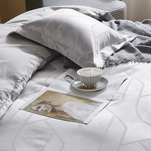 Kremowa atłasowa pościel 120g/m2 Model AT010 Spod Igły i Nitki – komfortowy sen