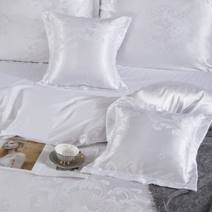 Kremowa atłasowa pościel 120 g/m2 Model AT004 Spod Igły i Nitki – komfortowy sen