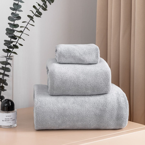 Szary szybkoschnący ręcznik z pętelką 380g/m2 ACTIV Spod Igły i Nitki – idealny na siłownię