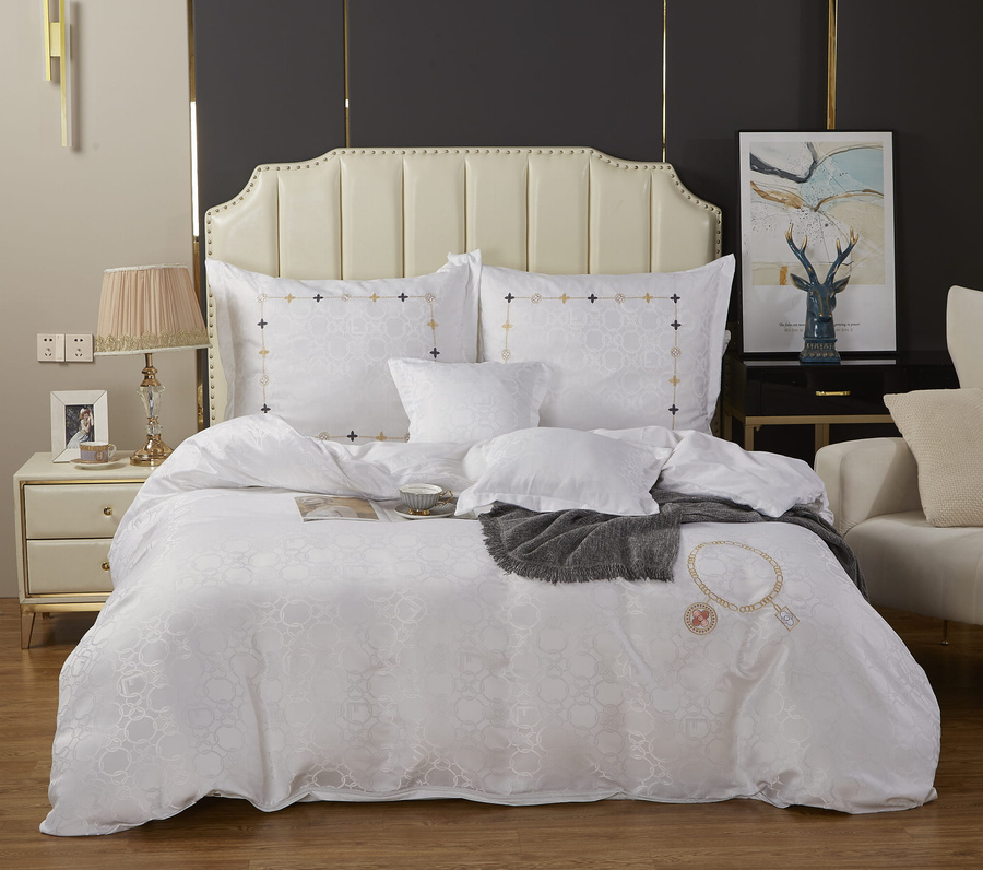 Kremowa atłasowa pościel 120g/m² model AT012 Spod Igły i Nitki – luksusowy komfort snu