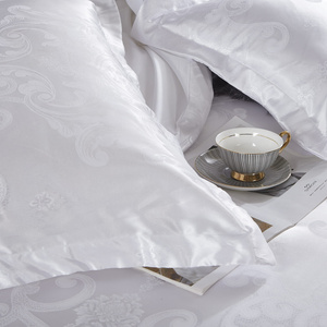 Kremowa atłasowa pościel 120 g/m2 Model AT004 Spod Igły i Nitki – komfortowy sen