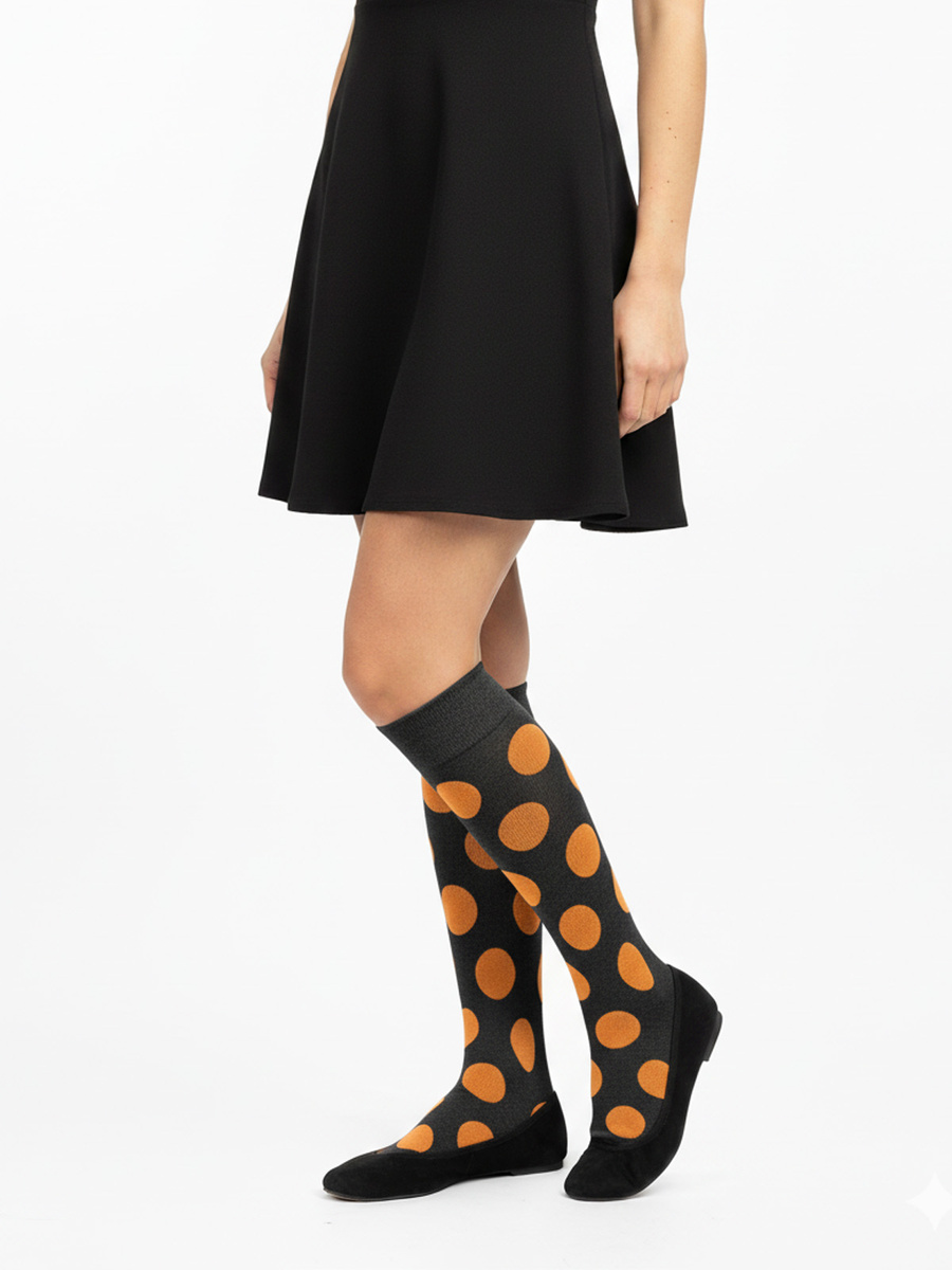Czarne podkolanówki damskie w grochy aPair – klasyczny styl i wygoda