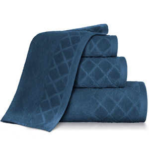 Granatowy gruby ręcznik z bordiurą Spod Igły i Nitki – szybkoschnący