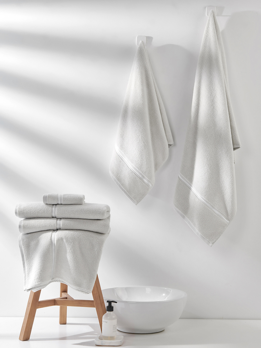 Szary ręcznik z białą bizą 70x140 cm model Libre Spod Igły i Nitki – elegancja i komfort.