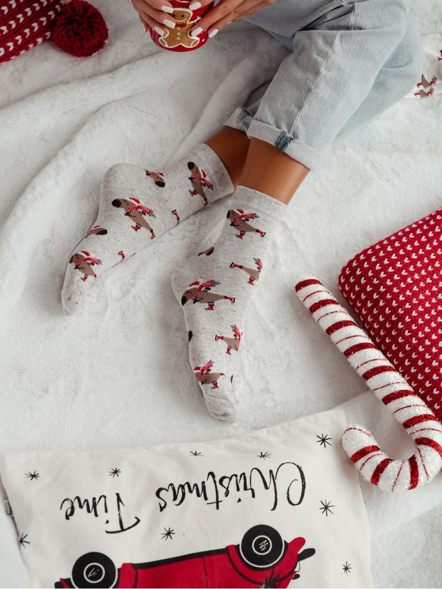 Skarpetki damskie świąteczne Kapibara na łyżwach 1283 Milena - prezent na Boże Narodzenie