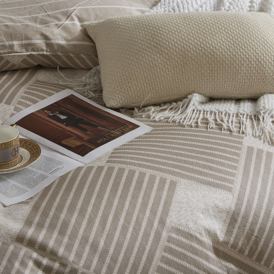 Brązowa geometryczna pościel Satynowa Model XDF 044 Spod Igły i Nitki – komfort i styl