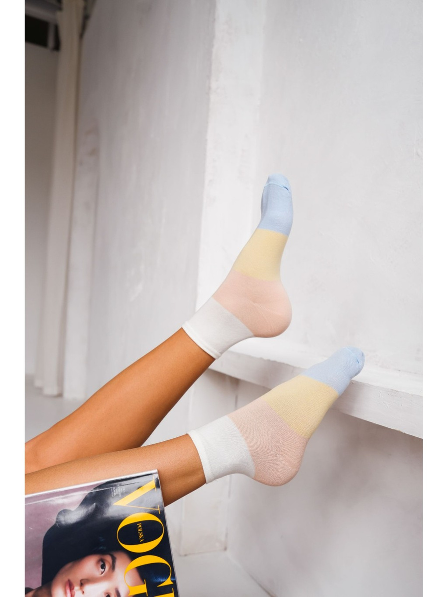 Niebieskie szerokie paski skarpety damskie 75% bawełna Milena – komfort i styl na co dzień