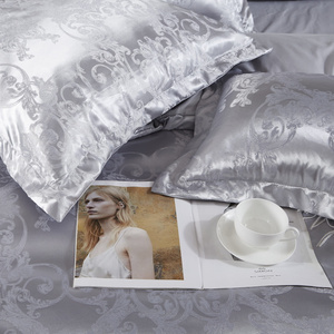 Biało-kremowa atłasowa pościel 120g/m² z haftem Spod Igły i Nitki – komfortowy sen