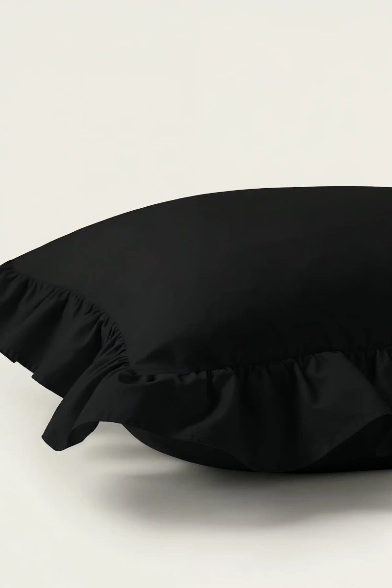 Czarna poszewka z falbanką 40x40 cm Ruffy Premium Spod Igły i Nitki – Komfort i elegancja