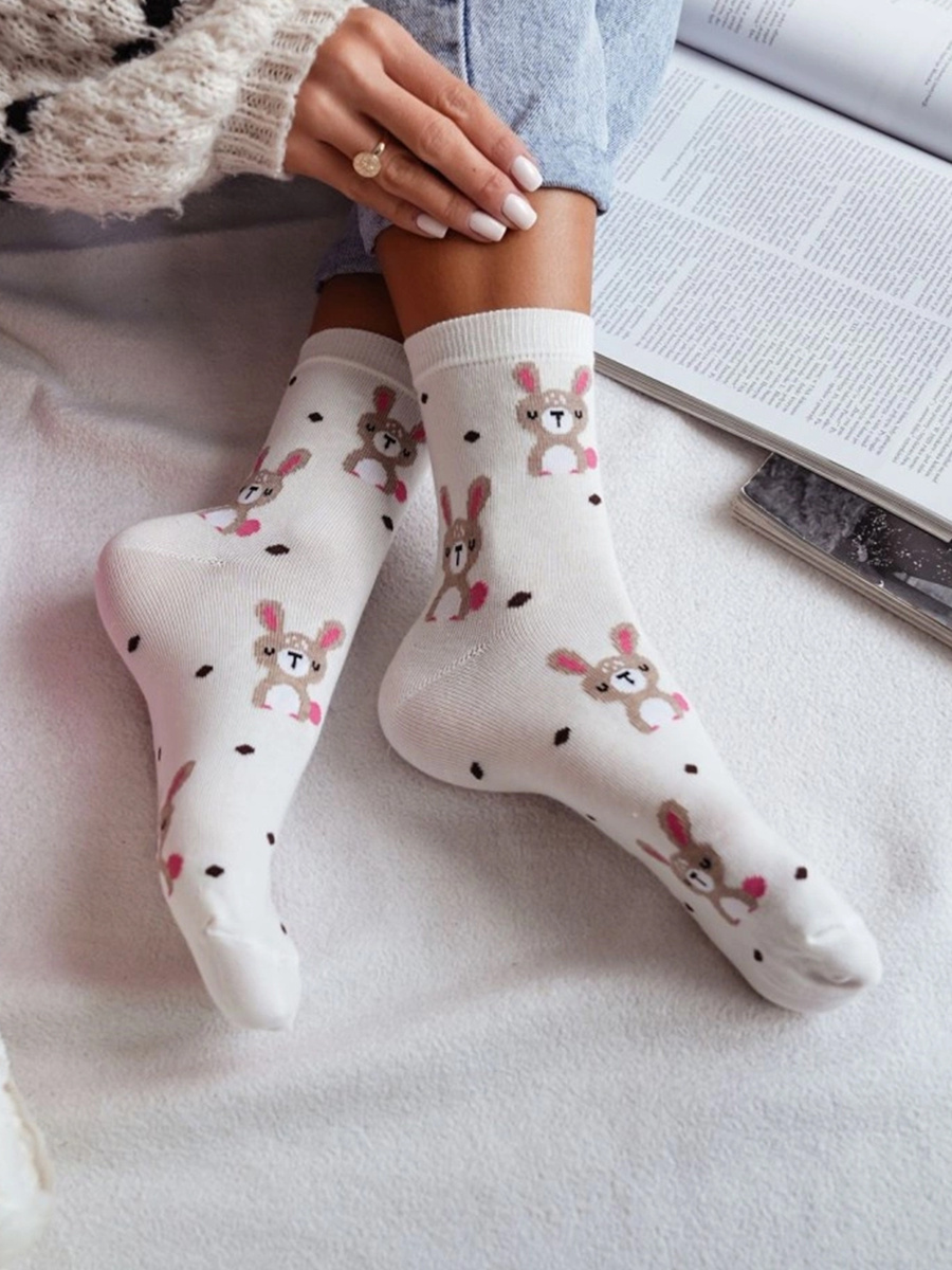 Ecru bawełniane skarpety damskie Króliki i kropki Milena – komfort na co dzień