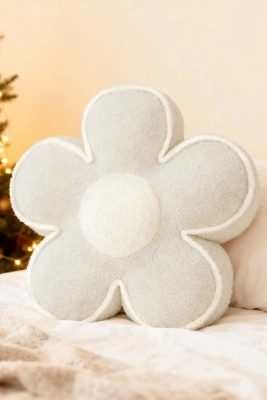 Beżowa miękka poduszka dekoracyjna 50 cm Flower Spod Igły i Nitki – relaks i styl