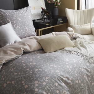 Szara pościel Satynowa z różowymi kwiatami Model S025 Spod Igły i Nitki – luksusowy komfort snu